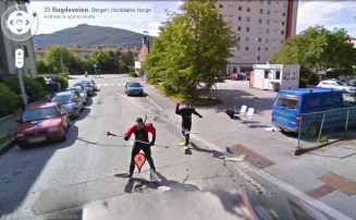 Brilliant scuba divers chase Streetview car